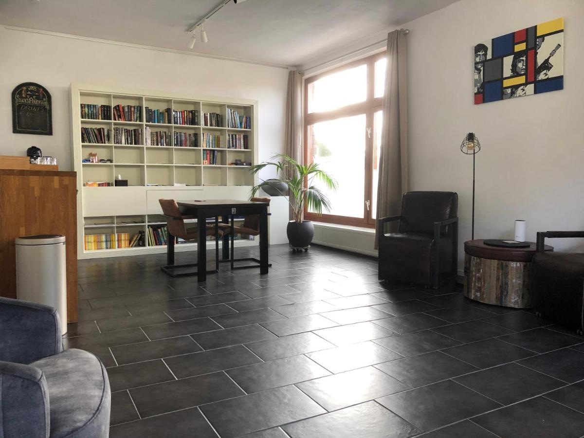 Bed and Breakfast 'T Posthuys Leens Esterno foto